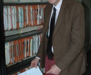 jean-francois-gary-genealogiste-professionnel-au-sein-de-la-succursale-dijonnaise-des-archives-andriveau-photo-b-l